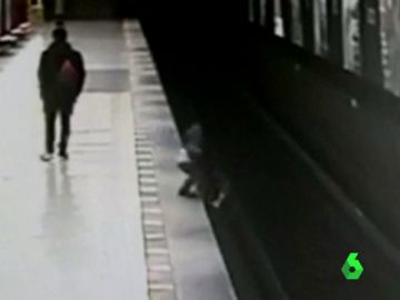 Un niño cae al metro de Milán Un niño cae al metro de Milán
