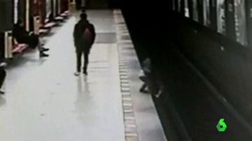 Un niño cae al metro de Milán