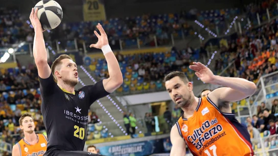 Mateusz Ponitka penetra a canasta ante Rafa Martínez Mateusz Ponitka penetra a canasta ante Rafa Martínez