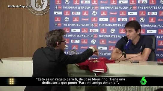 Entregan una camiseta del United firmada por Mourinho a Conte: ¡la cara del italiano lo dice todo! Entregan una camiseta del United firmada por Mourinho a Conte: ¡la cara del italiano lo dice todo!