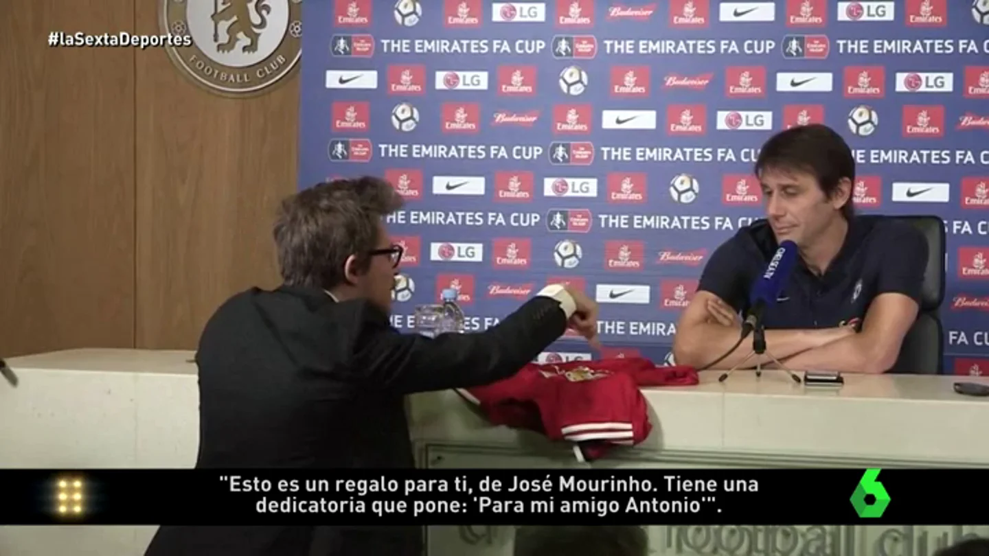 Entregan una camiseta del United firmada por Mourinho a Conte: ¡la cara del italiano lo dice todo! Entregan una camiseta del United firmada por Mourinho a Conte: ¡la cara del italiano lo dice todo!