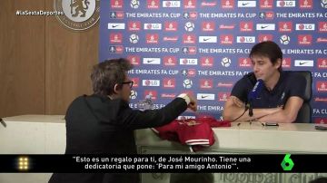 Entregan una camiseta del United firmada por Mourinho a Conte: ¡la cara del italiano lo dice todo!