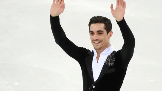 Javier Fernández saluda al público durante el ejercicio Javier Fernández saluda al público durante el ejercicio