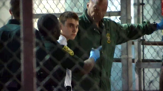 Cruz es llevado a prisión tras ser acusado de 17 cargos de asesinato Cruz es llevado a prisión tras ser acusado de 17 cargos de asesinato