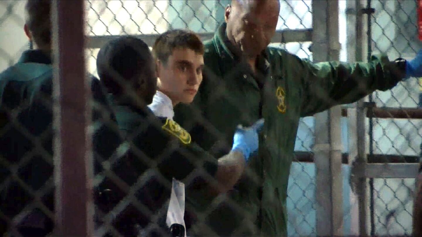 Cruz es llevado a prisi&oacute;n tras ser acusado de 17 cargos de asesinato