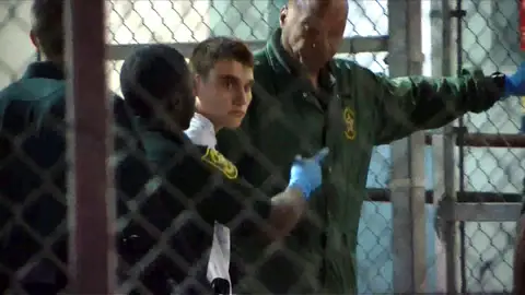 Cruz es llevado a prisión tras ser acusado de 17 cargos de asesinato Cruz es llevado a prisión tras ser acusado de 17 cargos de asesinato