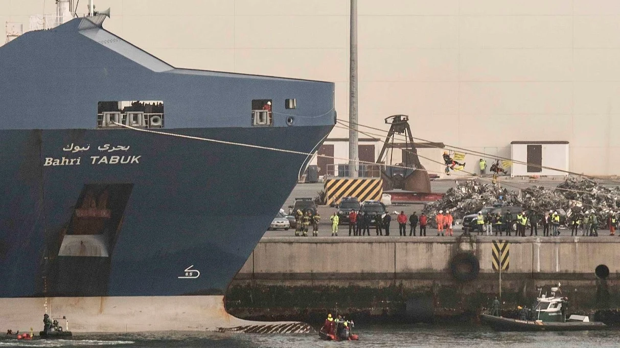 Activistas de Greenpeace protestando contra la exportación de armas