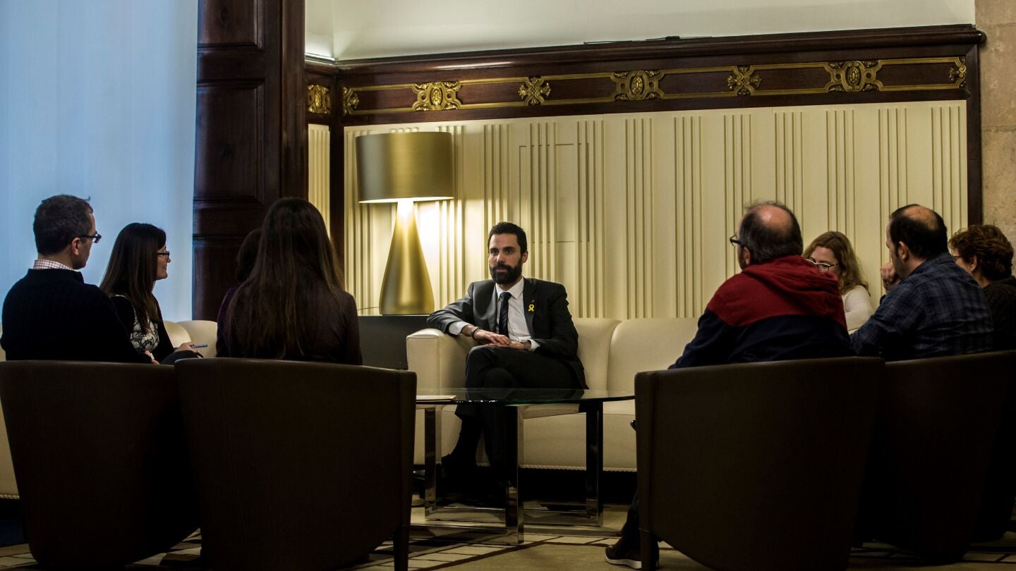 Roger Torrent con representantes de ''Som Escola''