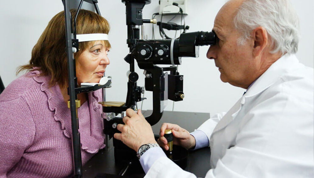 Rosario durante una de sus revisiones tras el implante de retina