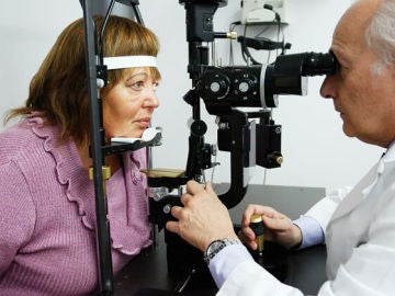 Rosario durante una de sus revisiones tras el implante de retina Rosario durante una de sus revisiones tras el implante de retina