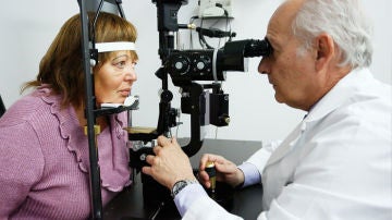 Rosario durante una de sus revisiones tras el implante de retina