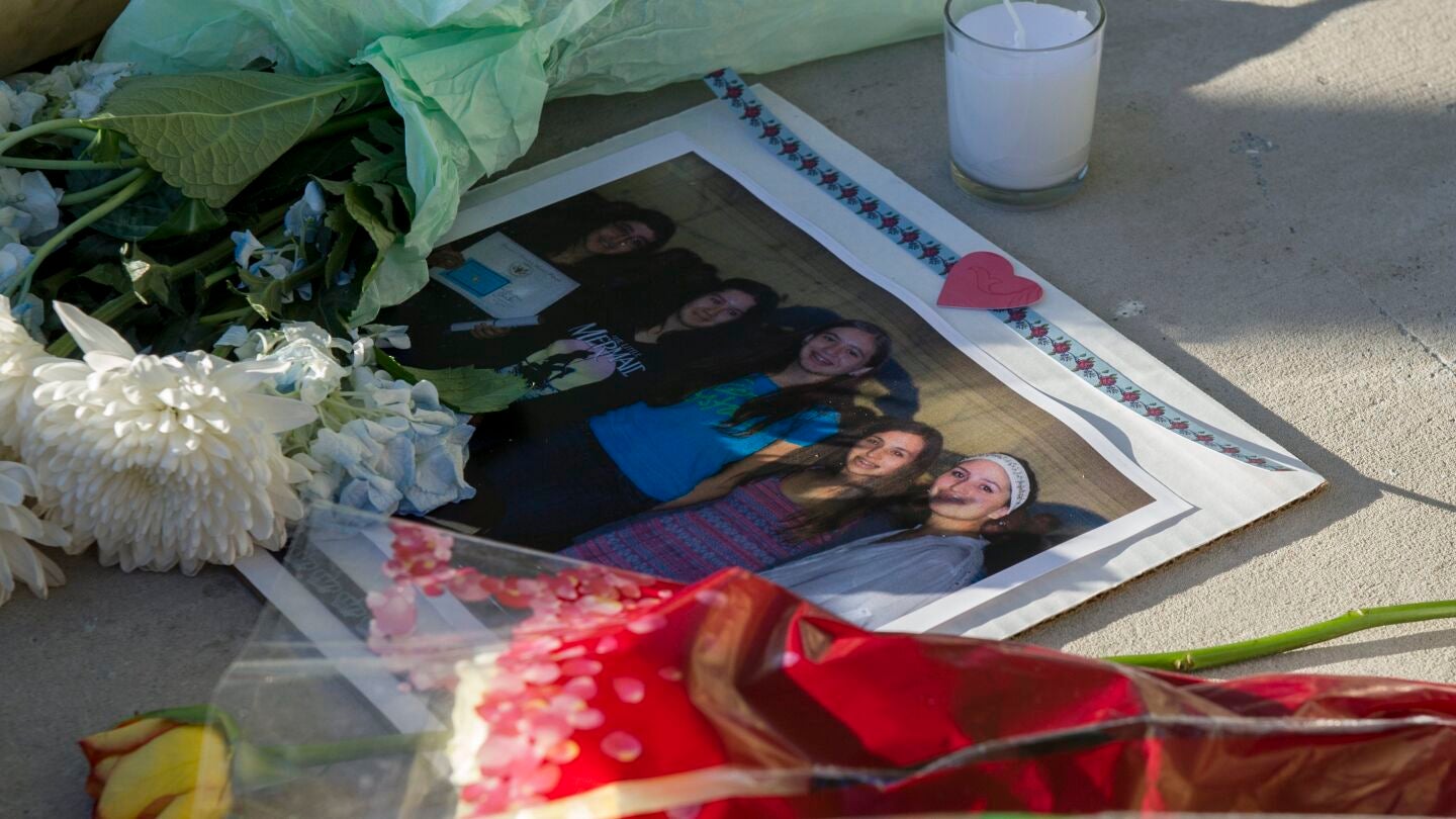 Flores y velas por las v&iacute;ctimas de la matanza en el instituto de Florida