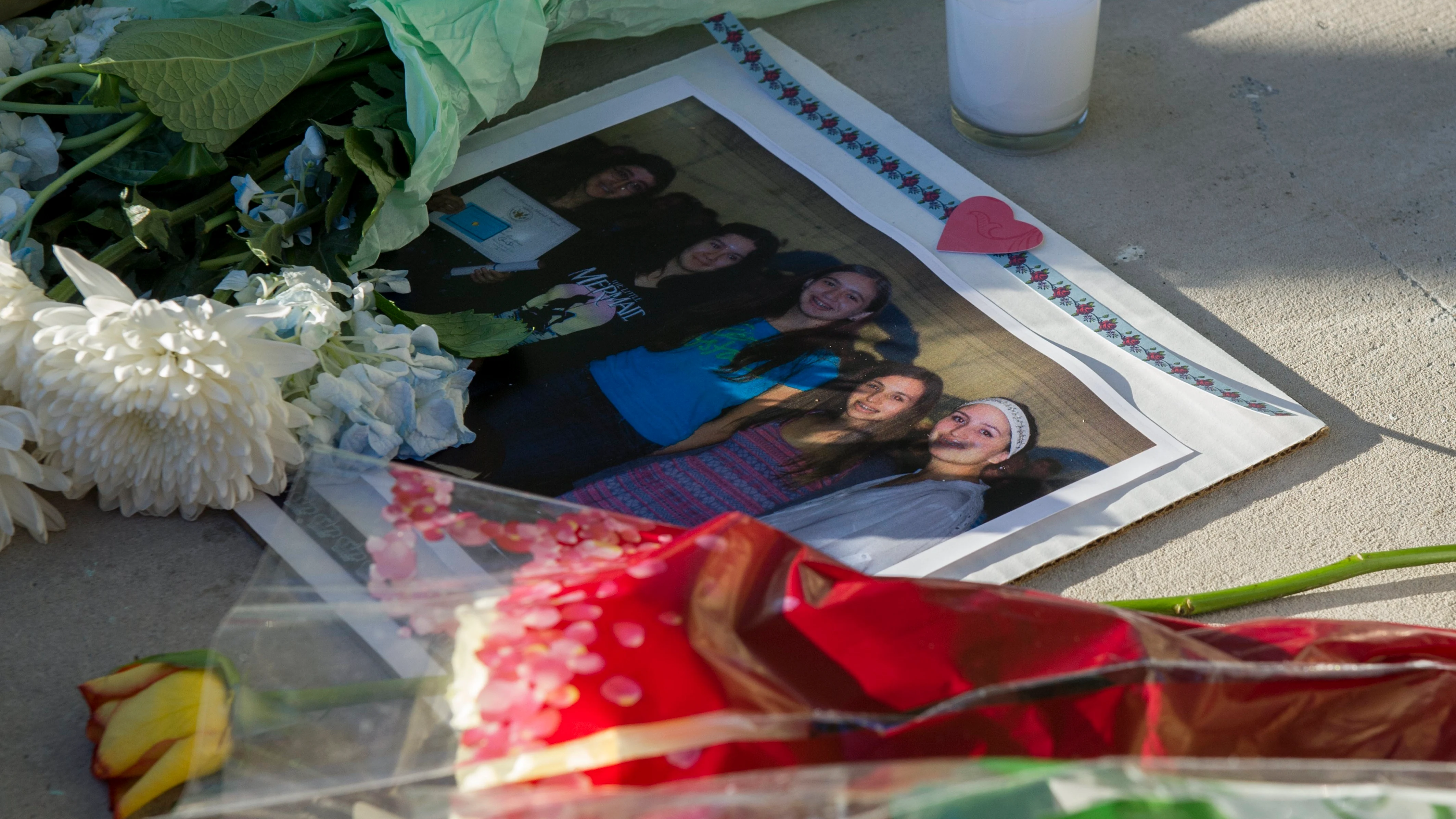 Flores y velas por las víctimas de la matanza en el instituto de Florida