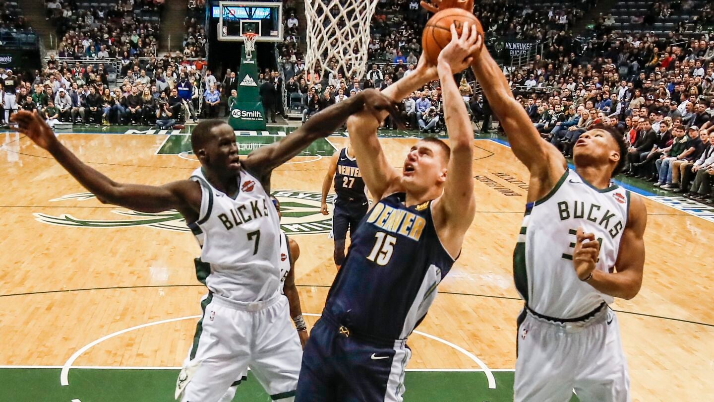 Jokic intenta lanzar a canasta ante la defensa de los Bucks