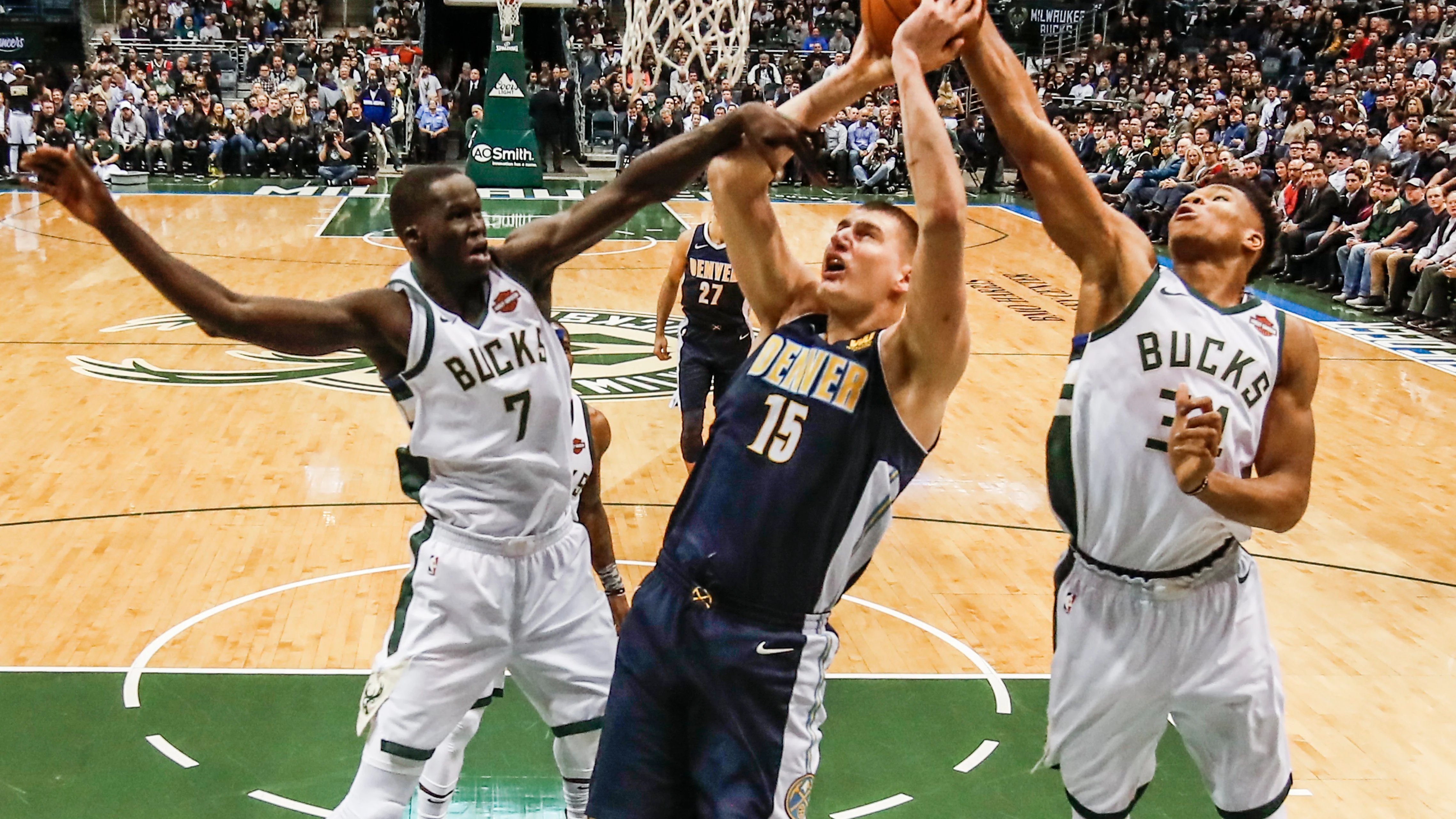 Jokic intenta lanzar a canasta ante la defensa de los Bucks