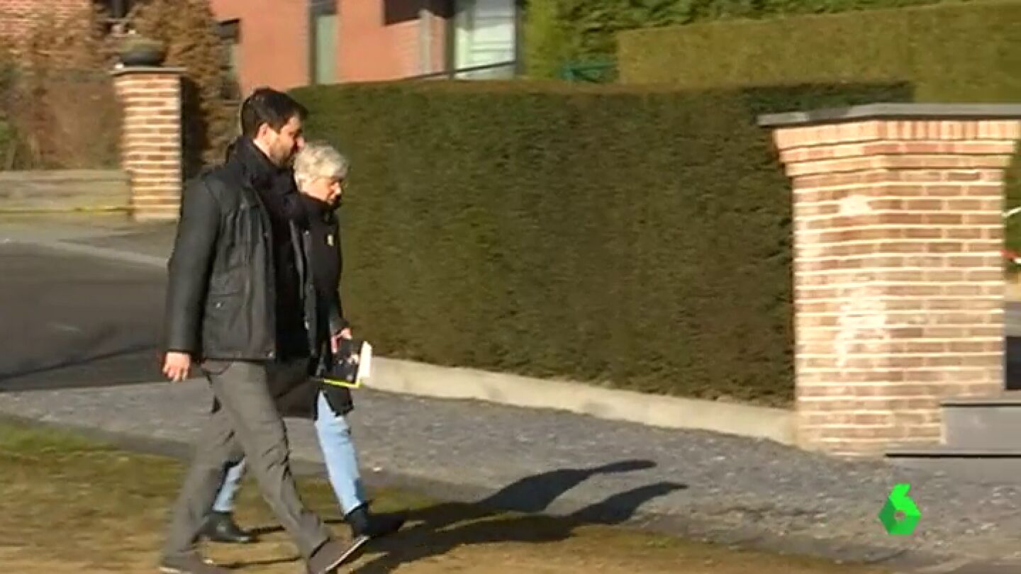 Toni Com&iacute;n y clara Ponsat&iacute; llegan a la vivienda de Puigdemont en B&eacute;lgica