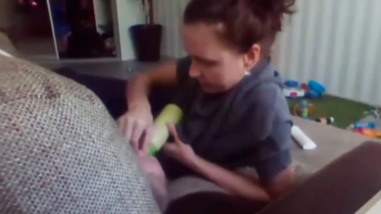 Anastasia Zhelyabova pillada 'in fraganti' maltratando a un bebé Anastasia Zhelyabova pillada 'in fraganti' maltratando a un bebé