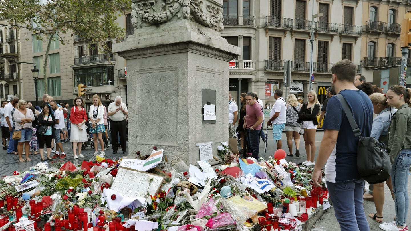 Memorial con flores al comienzo de las Ramblas de Barcelona tras los atentados 