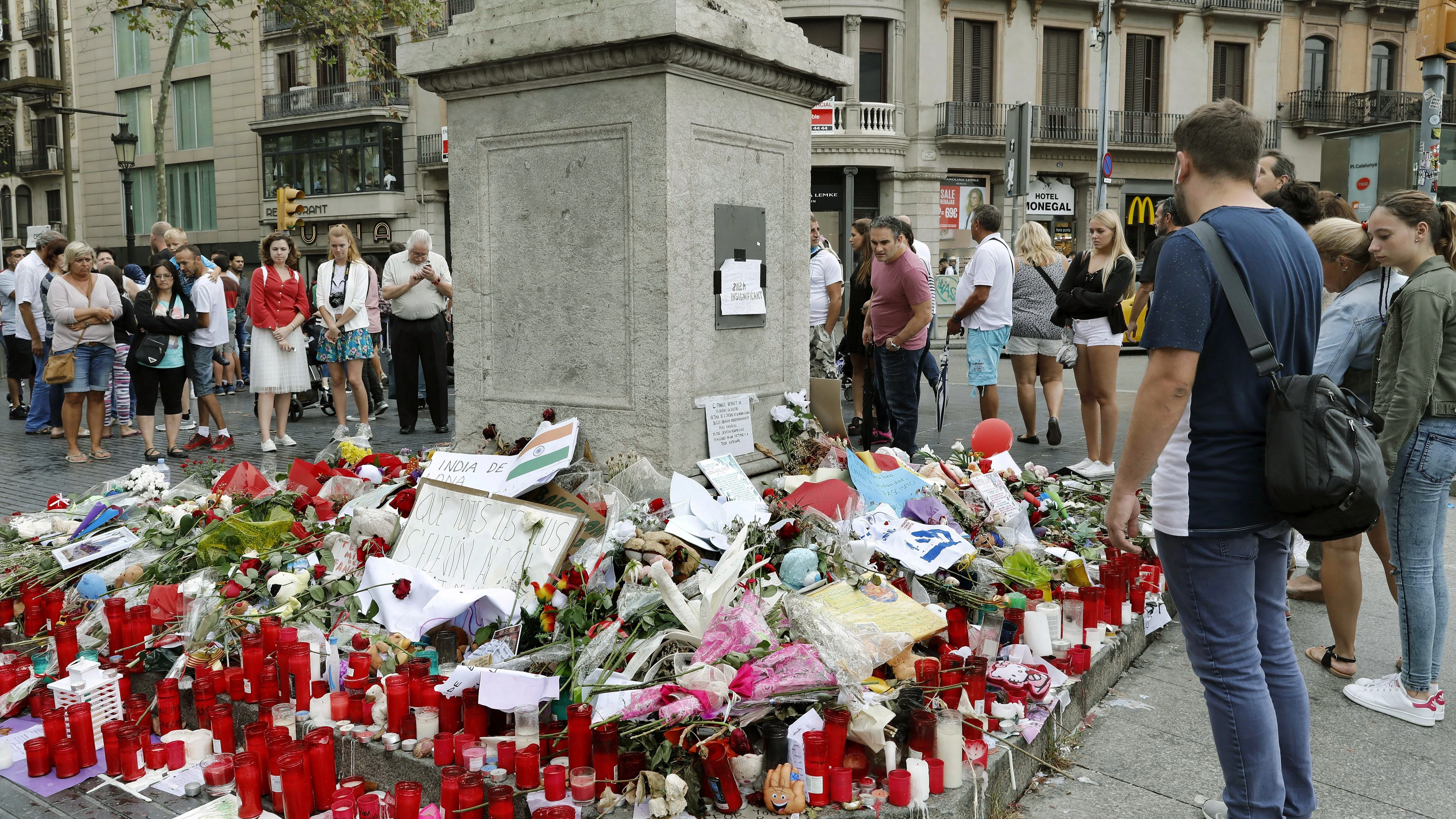 Memorial con flores al comienzo de las Ramblas de Barcelona tras los atentados 