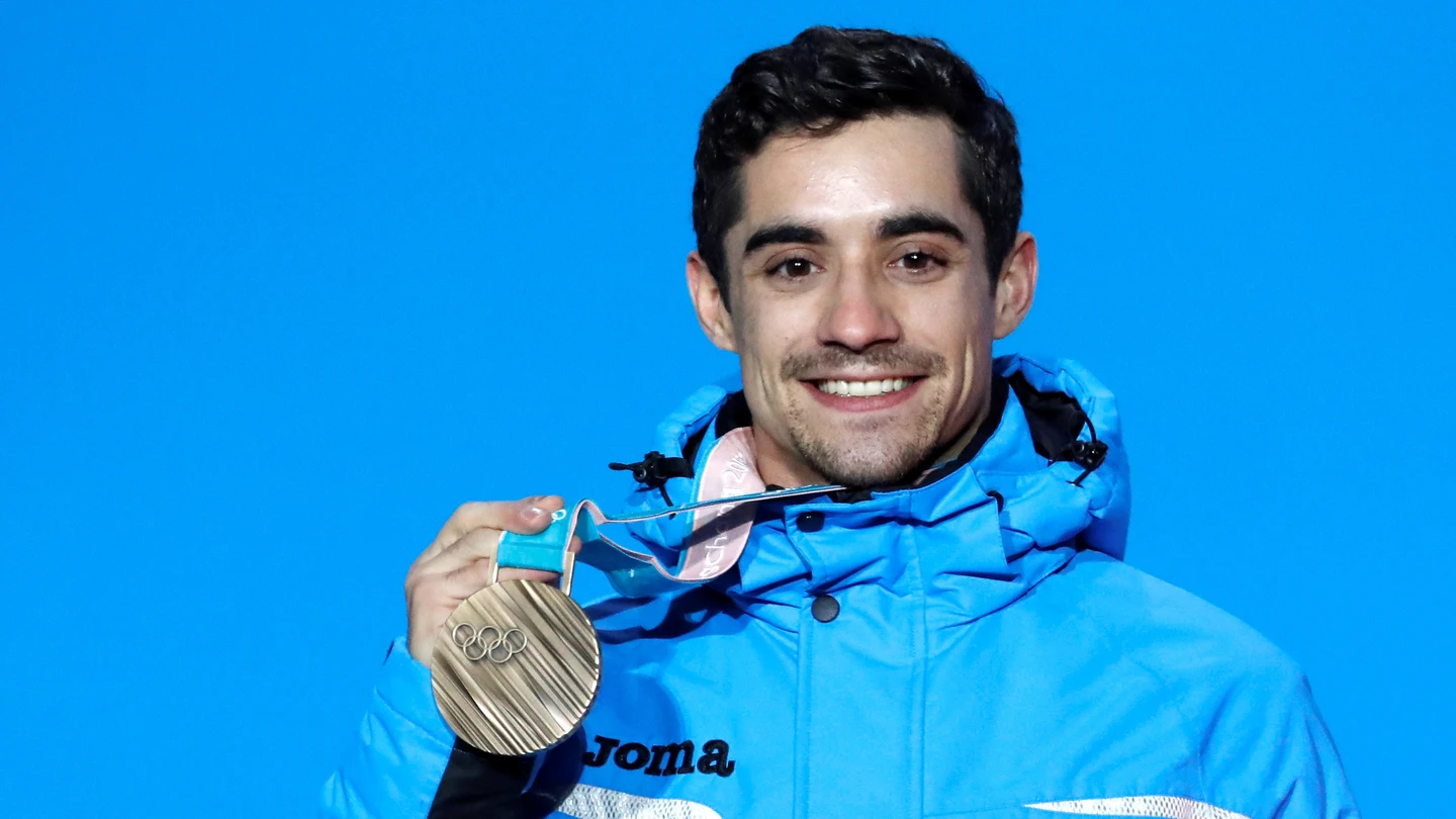Javier Fernández posa feliz con su medalla de bronce Javier Fernández posa feliz con su medalla de bronce