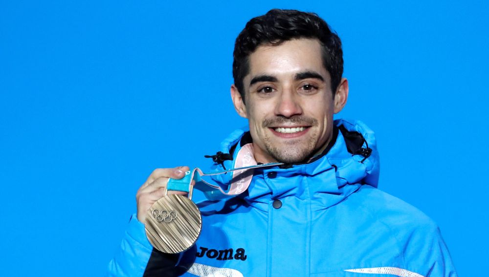 Javier Fernández posa feliz con su medalla de bronce
