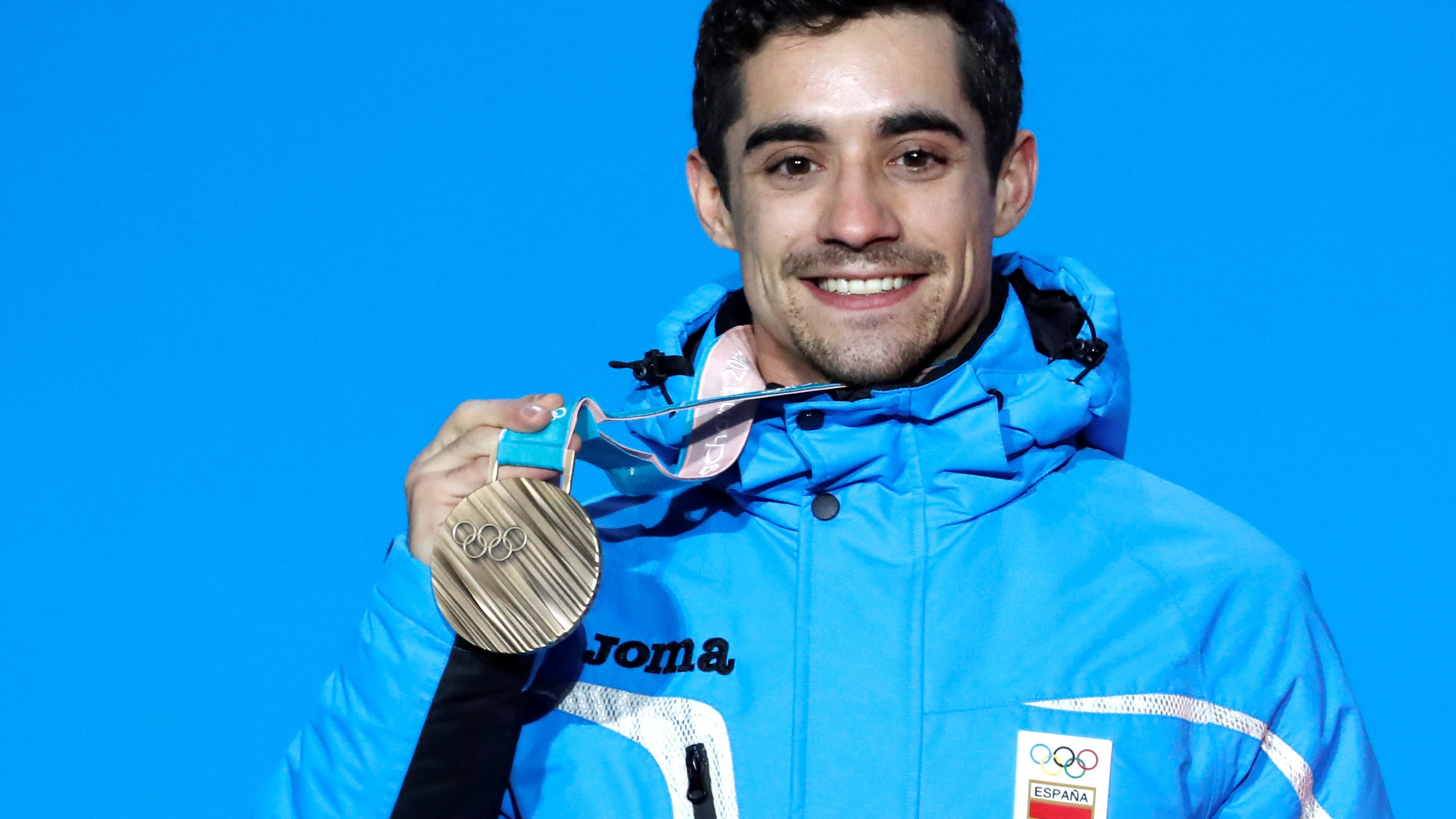 Javier Fernández posa feliz con su medalla de bronce