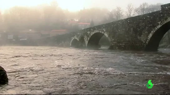 Crecida de un río en el norte de España Crecida de un río en el norte de España