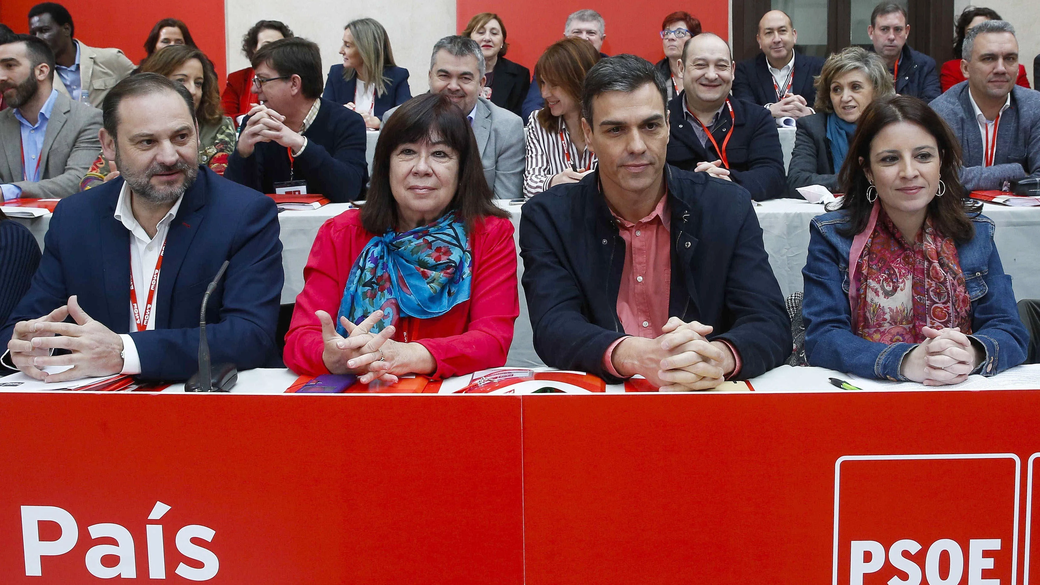 Pedro Sánchez, junto a Cristina Narbona, José Luis Ábalos y Adriana Lastra 