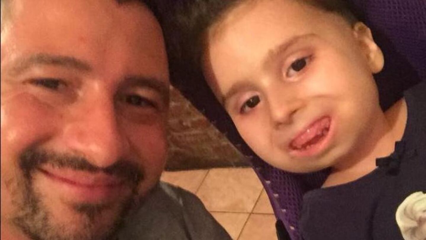La peque&ntilde;a Bea Naso junto a su padre Alessandro