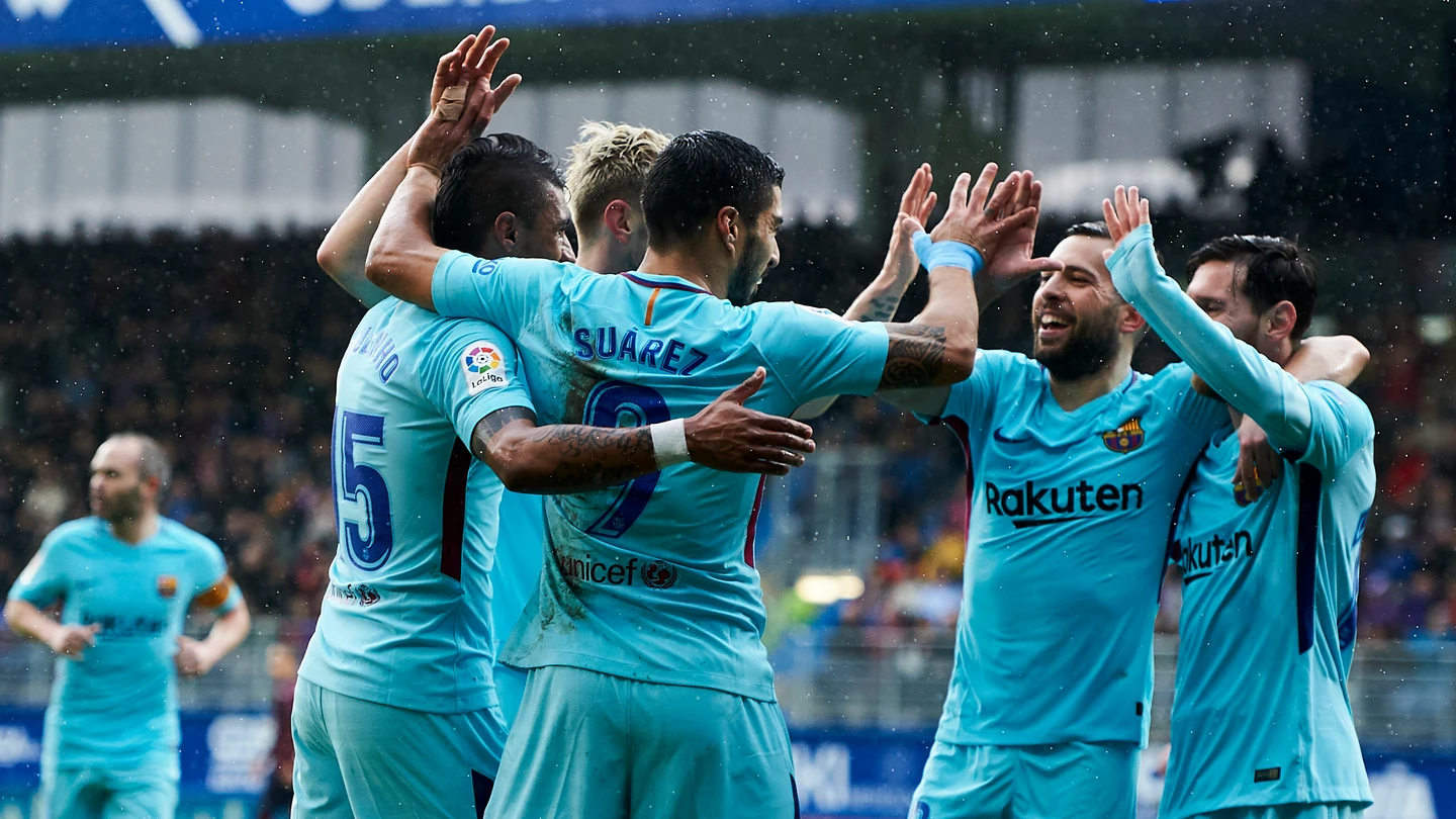 Los jugadores del Barcelona se abrazan para celebrar un gol Los jugadores del Barcelona se abrazan para celebrar un gol