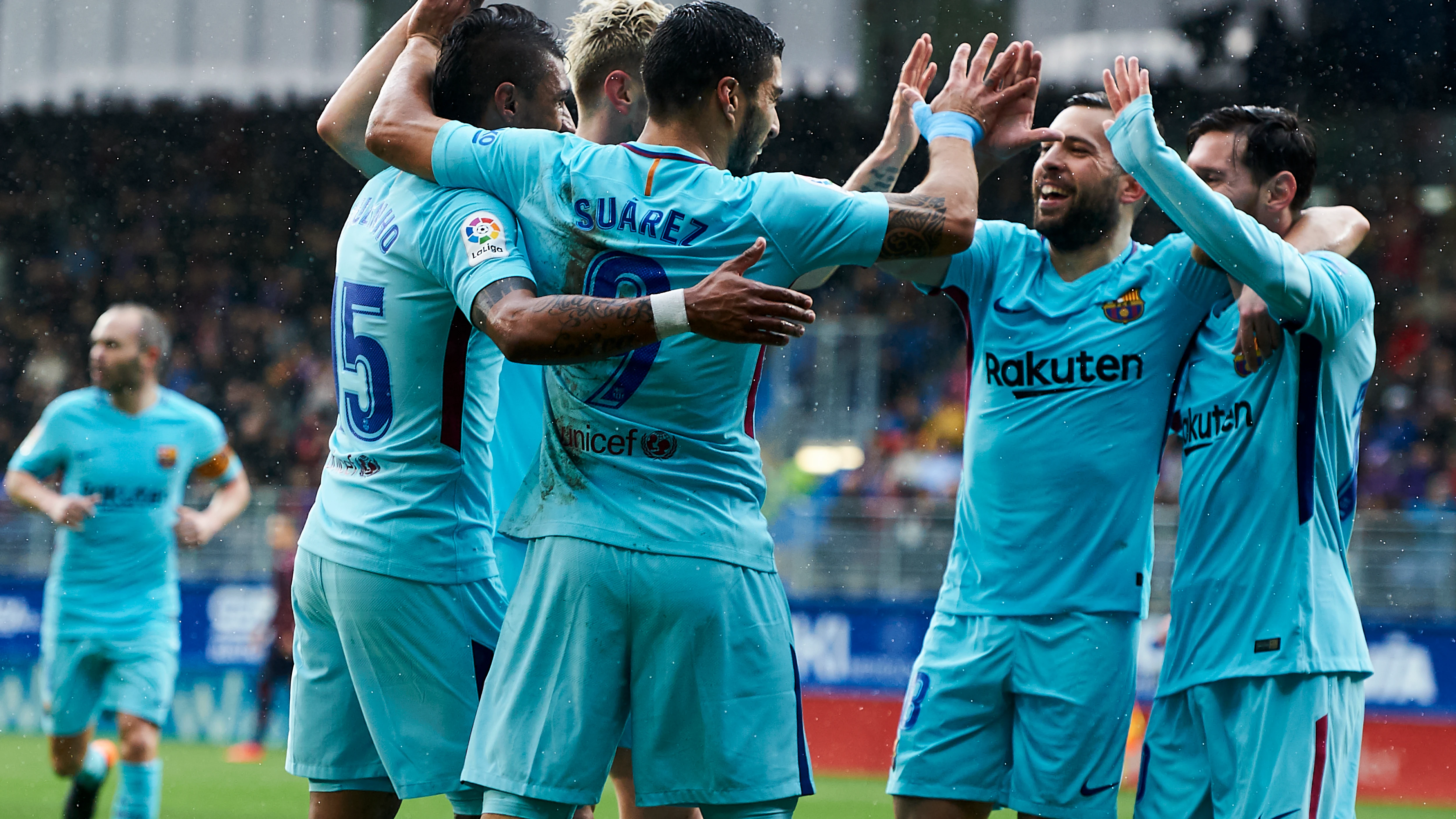 Los jugadores del Barcelona se abrazan para celebrar un gol