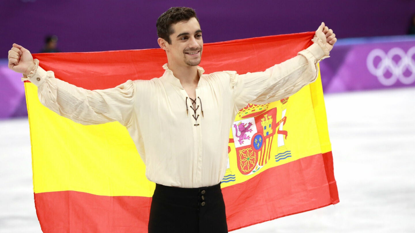 Javier Fern&aacute;ndez, con la bandera de Espa&ntilde;a