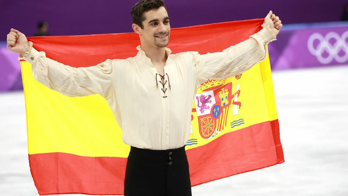 Javier Fernández, con la bandera de España