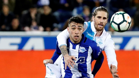 Munir disputa un balón con Albentosa Munir disputa un balón con Albentosa
