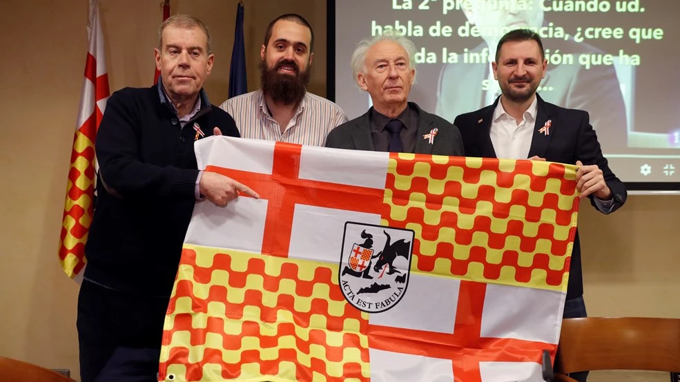 El presidente de Tabarnia en el exilio, Albert Boadella, posa junto al periodista y portavoz de Tabarnia, Jaume Vives, el periodista y miembro de la plataforma Tomás Guasch, y el miembro de Barcelona is not Catalonia 