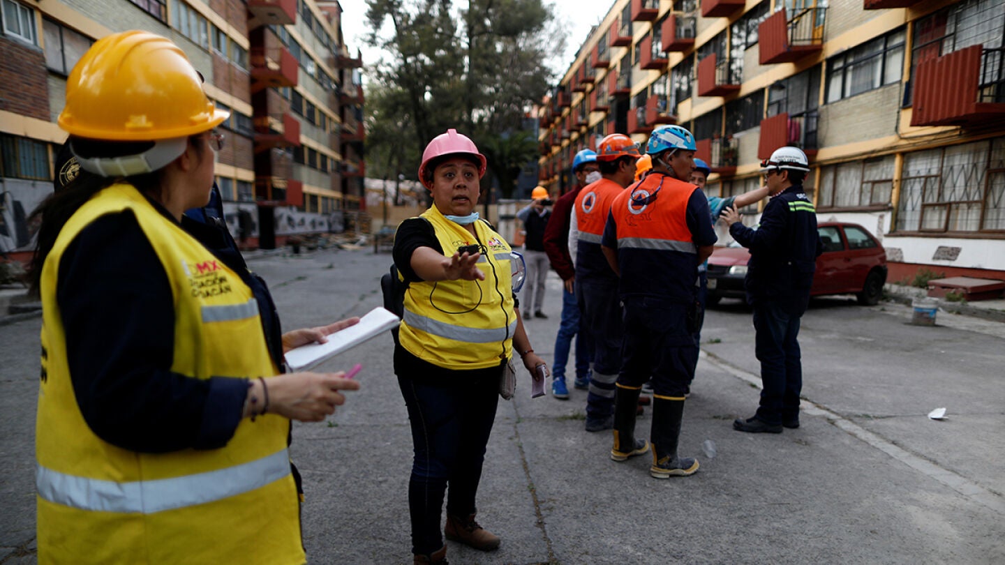 Efectivos tras el terremoto de M&eacute;xico