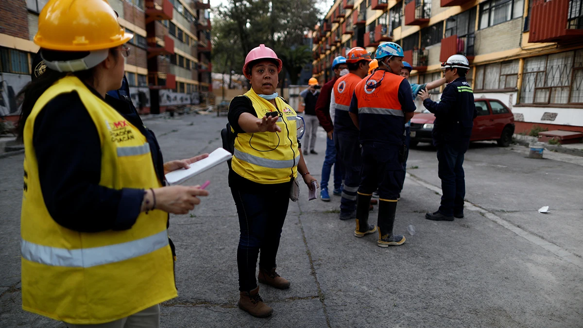 Efectivos tras el terremoto de México