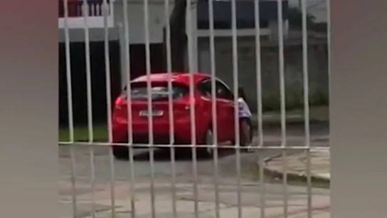 Una niña grita desconsolada para que su madre le deje subir al coche Una niña grita desconsolada para que su madre le deje subir al coche