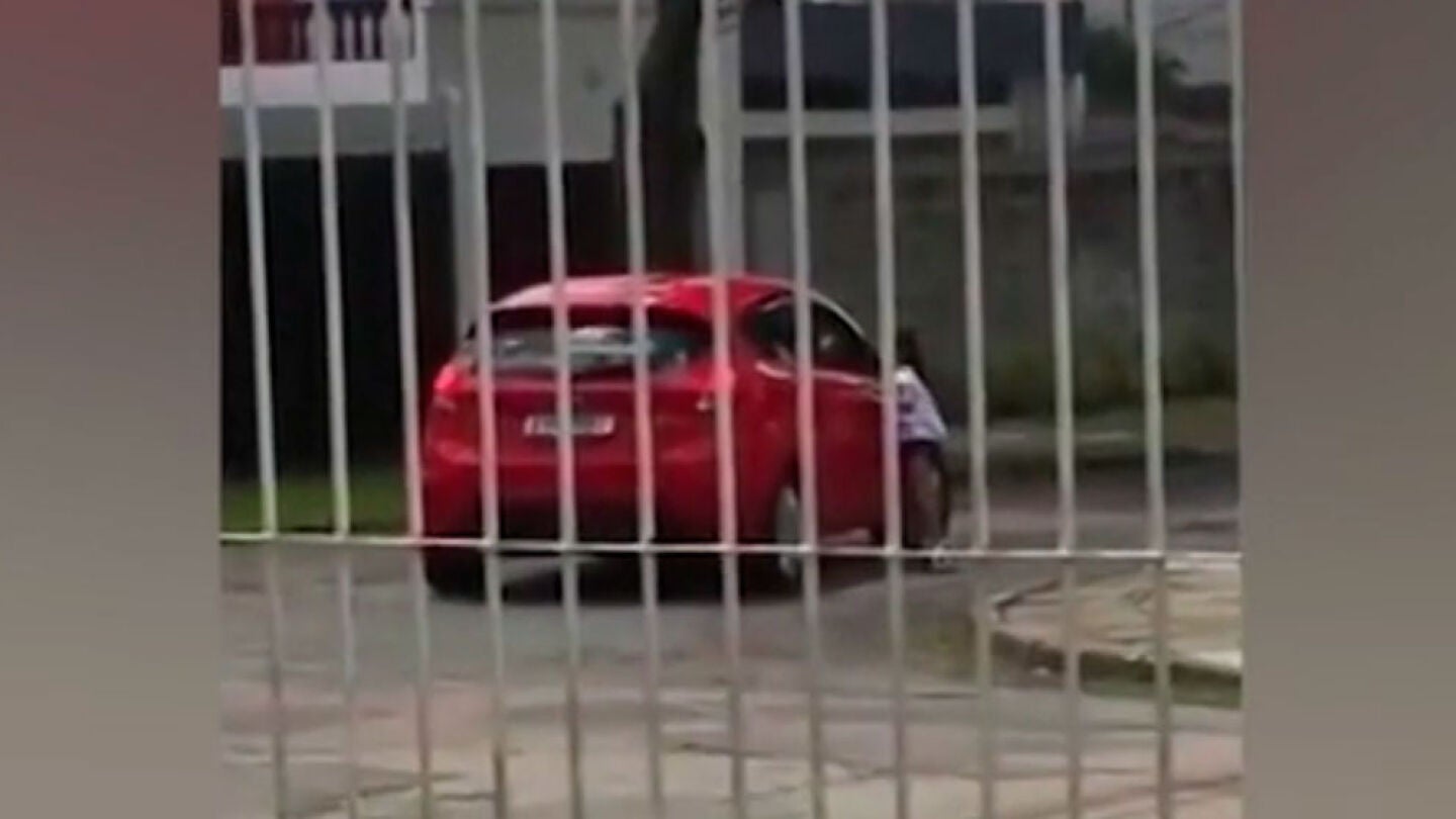 Una ni&ntilde;a grita desconsolada para que su madre le deje subir al coche