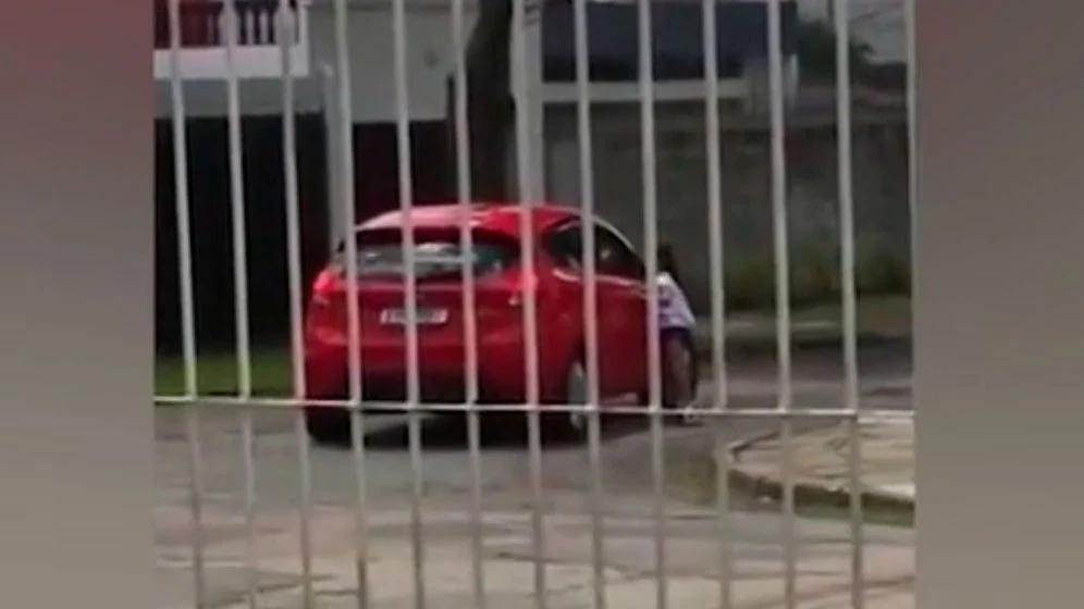 Una niña grita desconsolada para que su madre le deje subir al coche