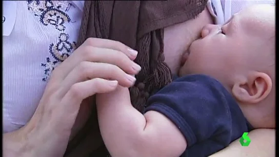 Una madre amamanta a su hijo Una madre amamanta a su hijo