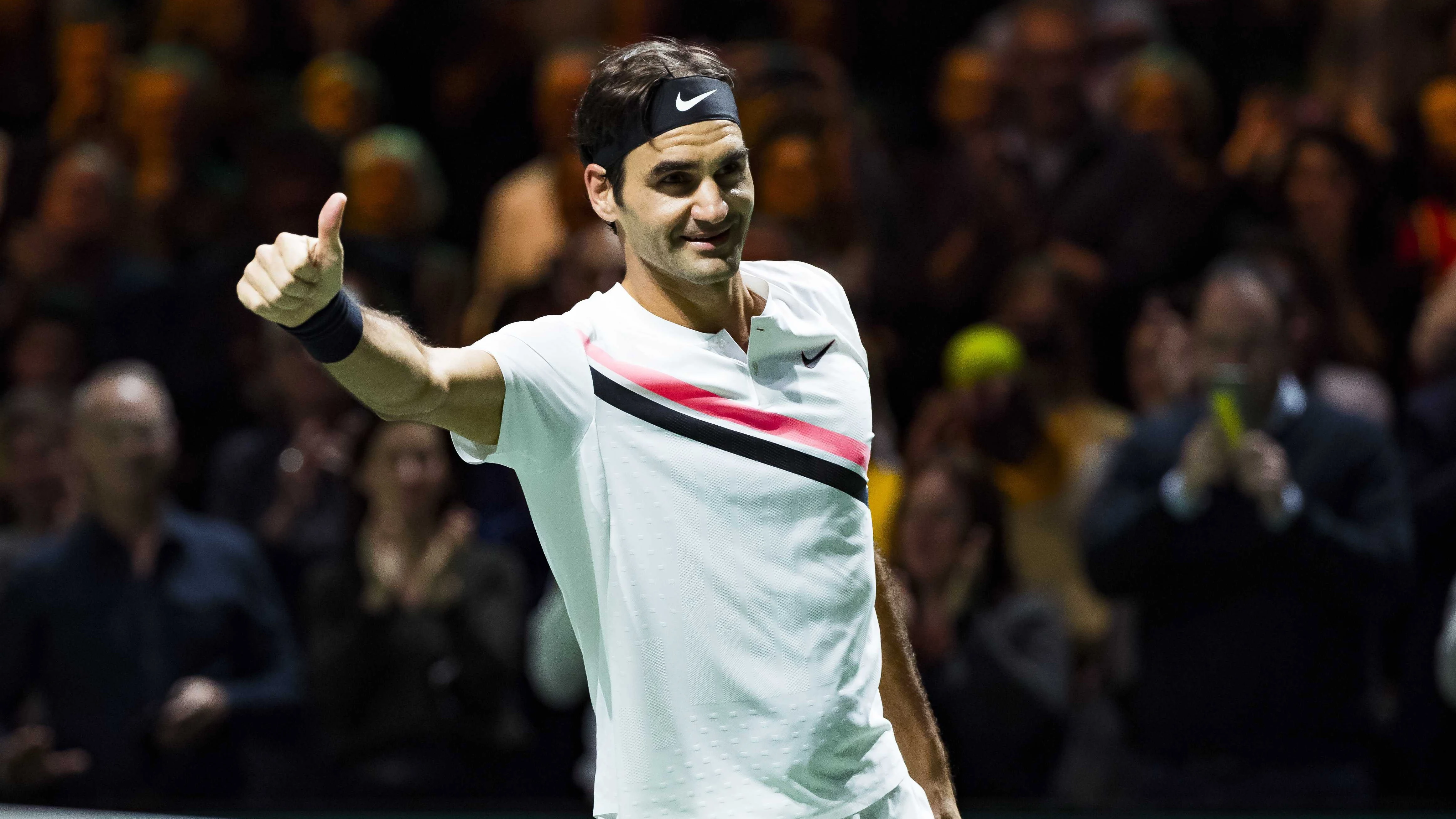 Roger Federer disputando un partido Roger Federer disputando un partido