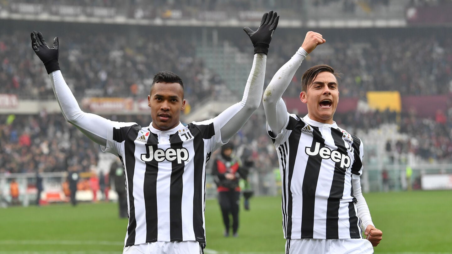 &Aacute;lex Sandro y Dybala celebran el triunfo de la Juve