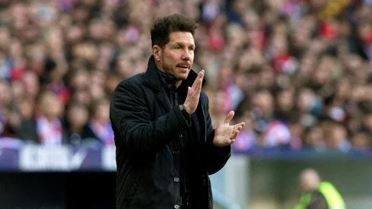 Simeone aplaude desde la banda Simeone aplaude desde la banda