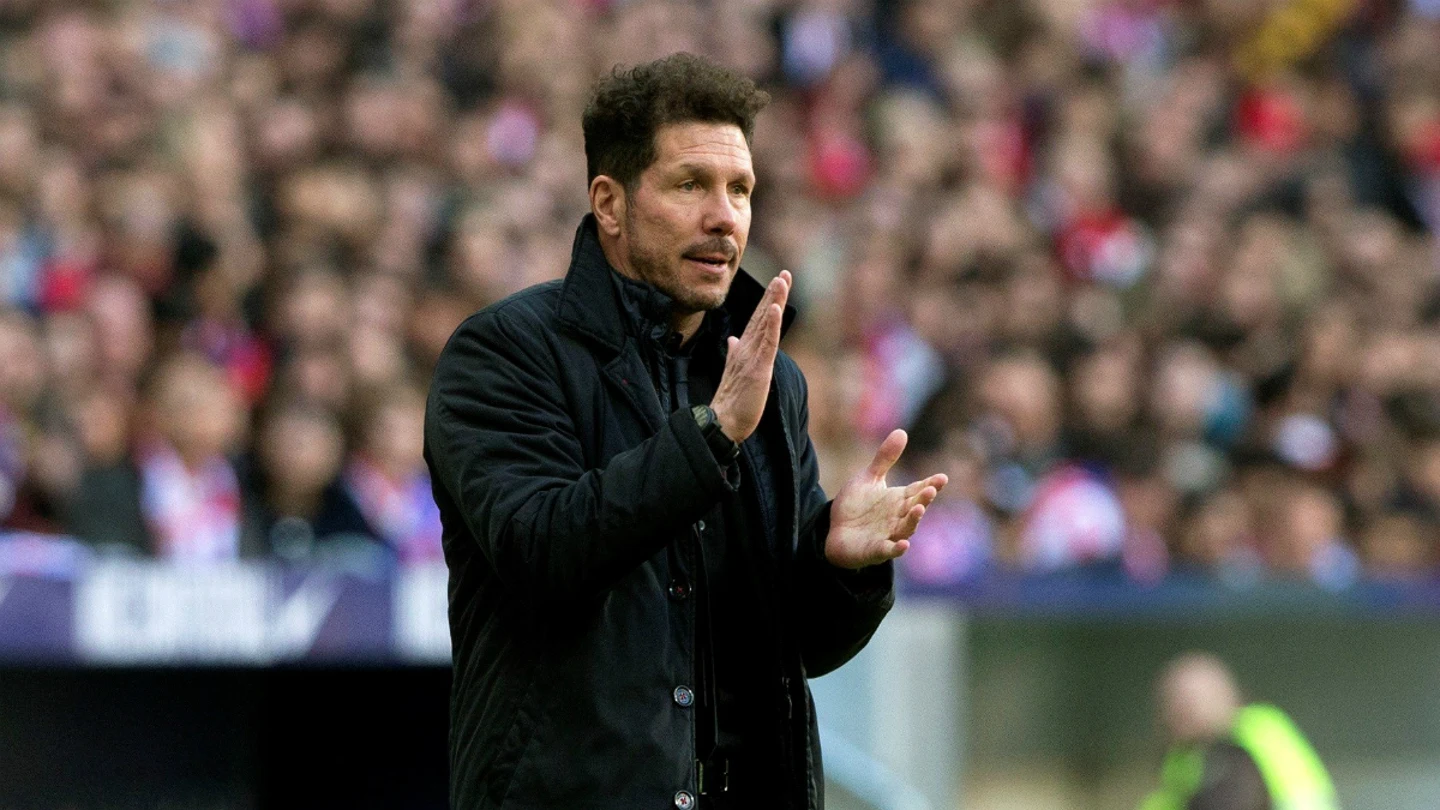 Simeone aplaude desde la banda Simeone aplaude desde la banda