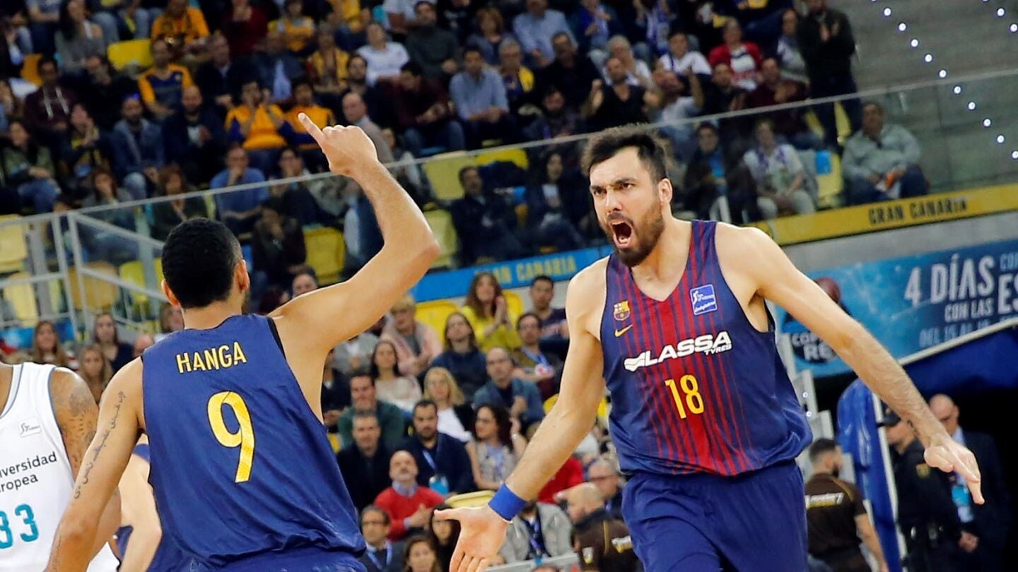 Orriola y Hanga, euf&oacute;ricos tras lograr una canasta con el Barcelona