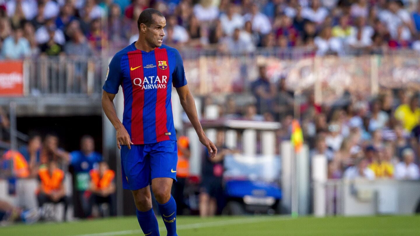 Rivaldo en un partido con el Barcelona