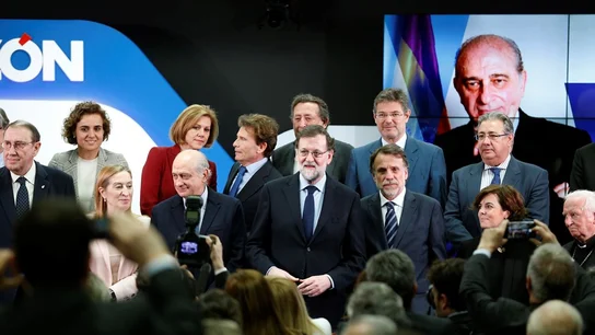 El presidente del Gobierno, Mariano Rajoy, junto al exministro del Interior Jorge Fernández Díaz entre otros en un acto de la razón El presidente del Gobierno, Mariano Rajoy, junto al exministro del Interior Jorge Fernández Díaz entre otros en un acto de la razón