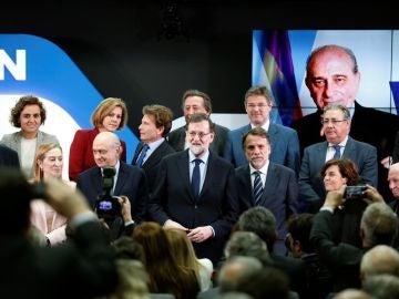 El presidente del Gobierno, Mariano Rajoy, junto al exministro del Interior Jorge Fernández Díaz entre otros en un acto de la razón El presidente del Gobierno, Mariano Rajoy, junto al exministro del Interior Jorge Fernández Díaz entre otros en un acto de la razón