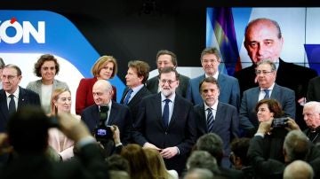 El presidente del Gobierno, Mariano Rajoy, junto al exministro del Interior Jorge Fernández Díaz entre otros en un acto de la razón